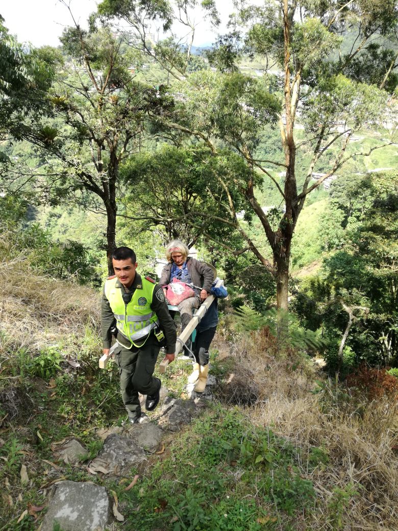 policia_rescata_mujer_abandonada camilla_improvisada