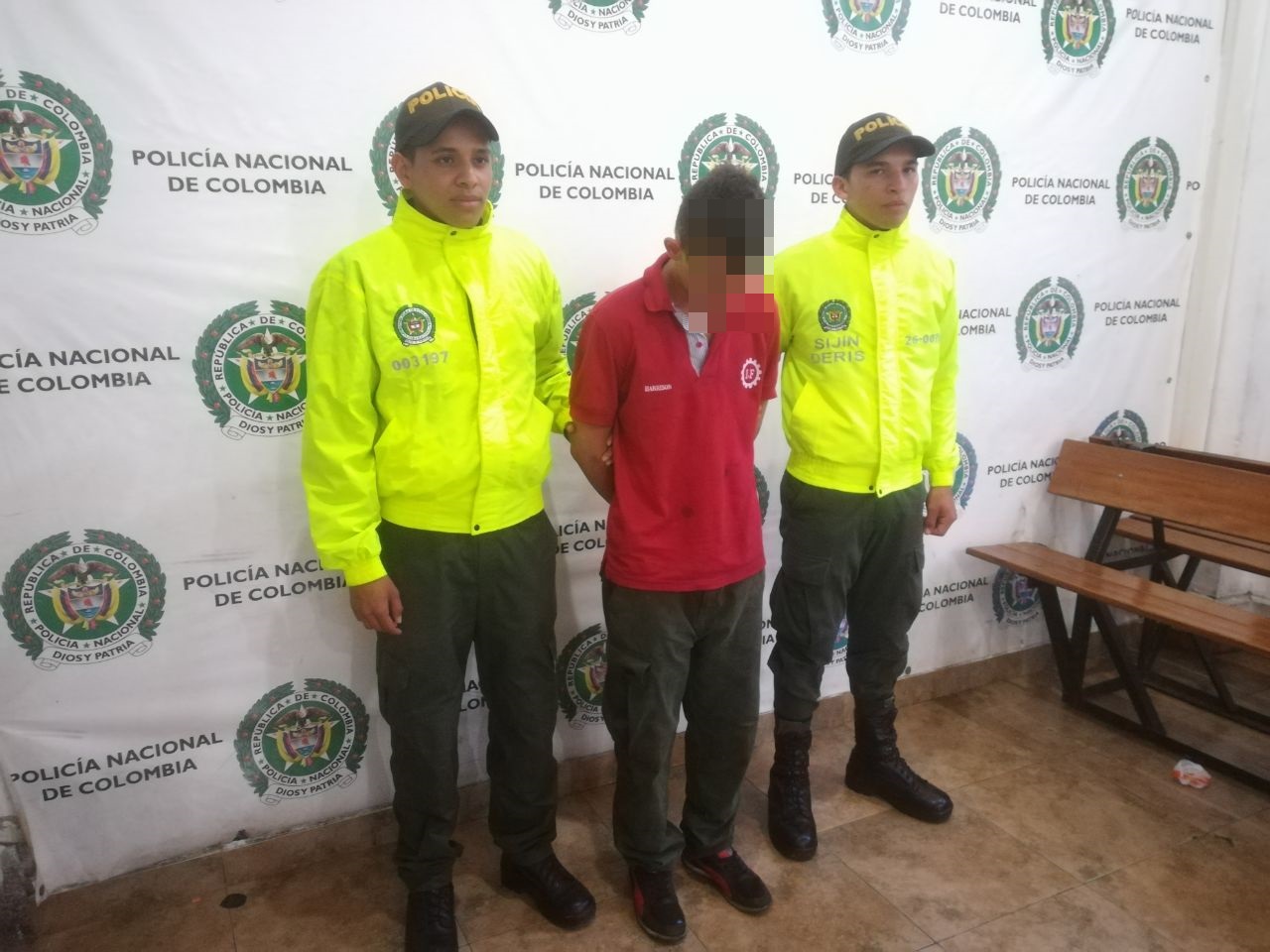 amenazó a su vítctmia con un arma blanca  video en CCTV después del hurto, permitió su captura