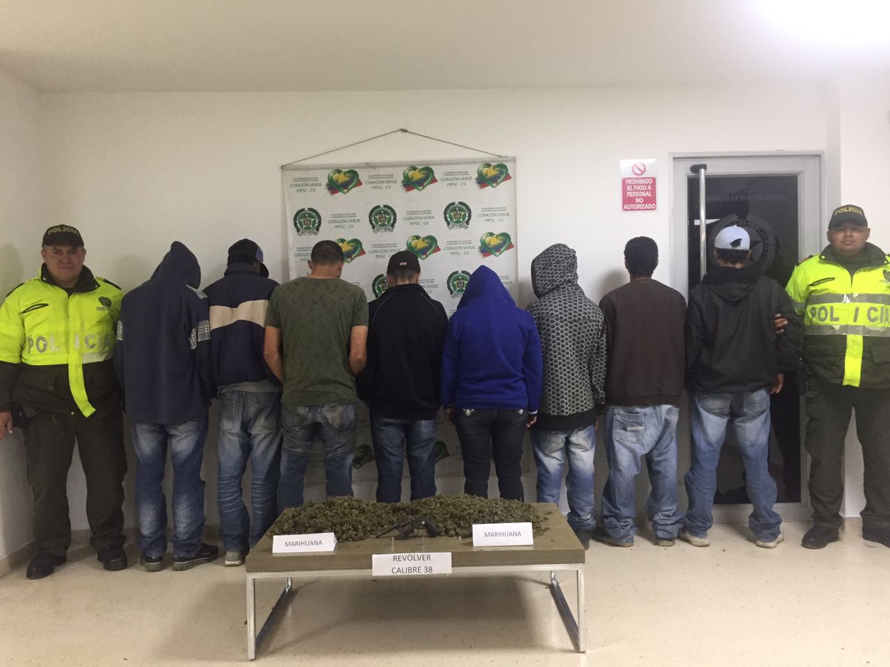 En tarros de vitaminas un hombre llevaba 33 kilogramos de marihuana