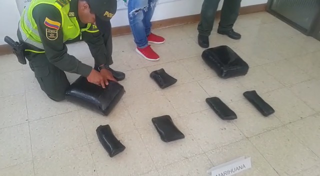 Esta persona esperaba el transporte público al momento de su captura Capturado con marihuana