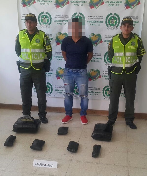 Esta persona esperaba el transporte público al momento de su captura Capturado con marihuana