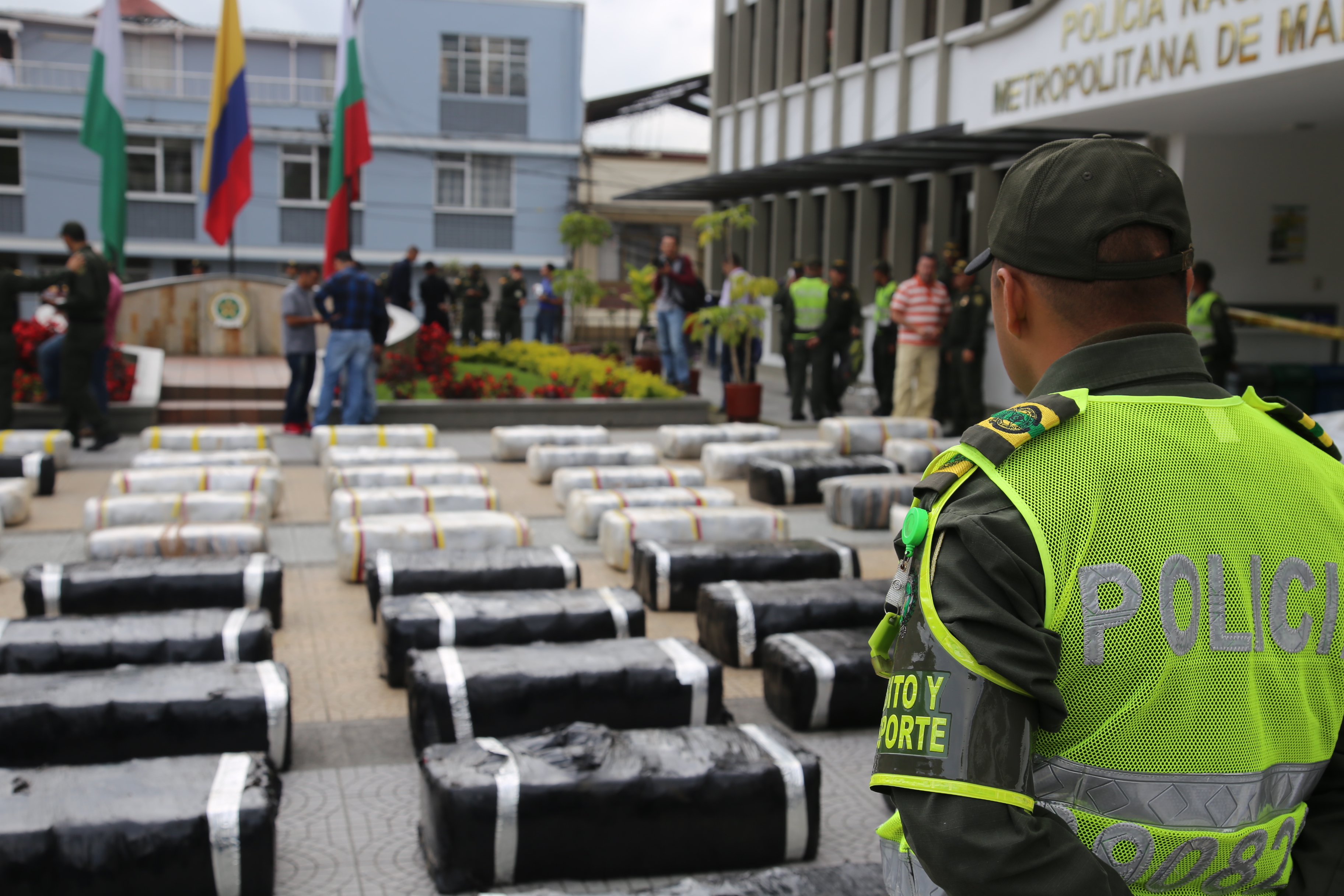 funcionarios_transito_capturan_dos_hombres marihuana_camuflada_tractocamion