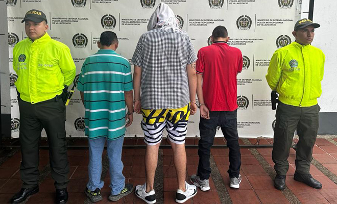 Persona capturada-policías custodiando 