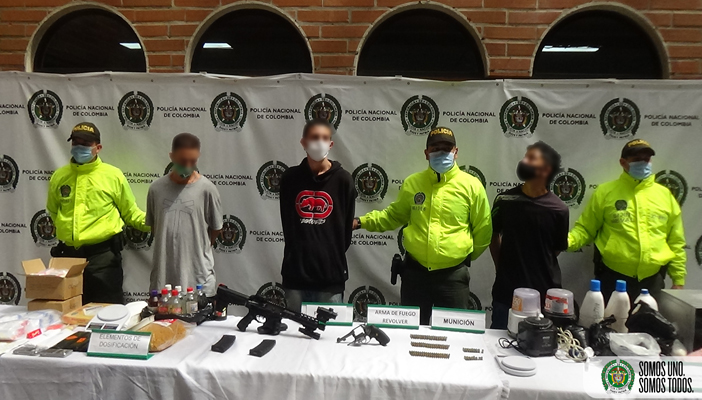 Tres capturados en poder de un fusil, un revólver, proveedores munición y estupefacientes 