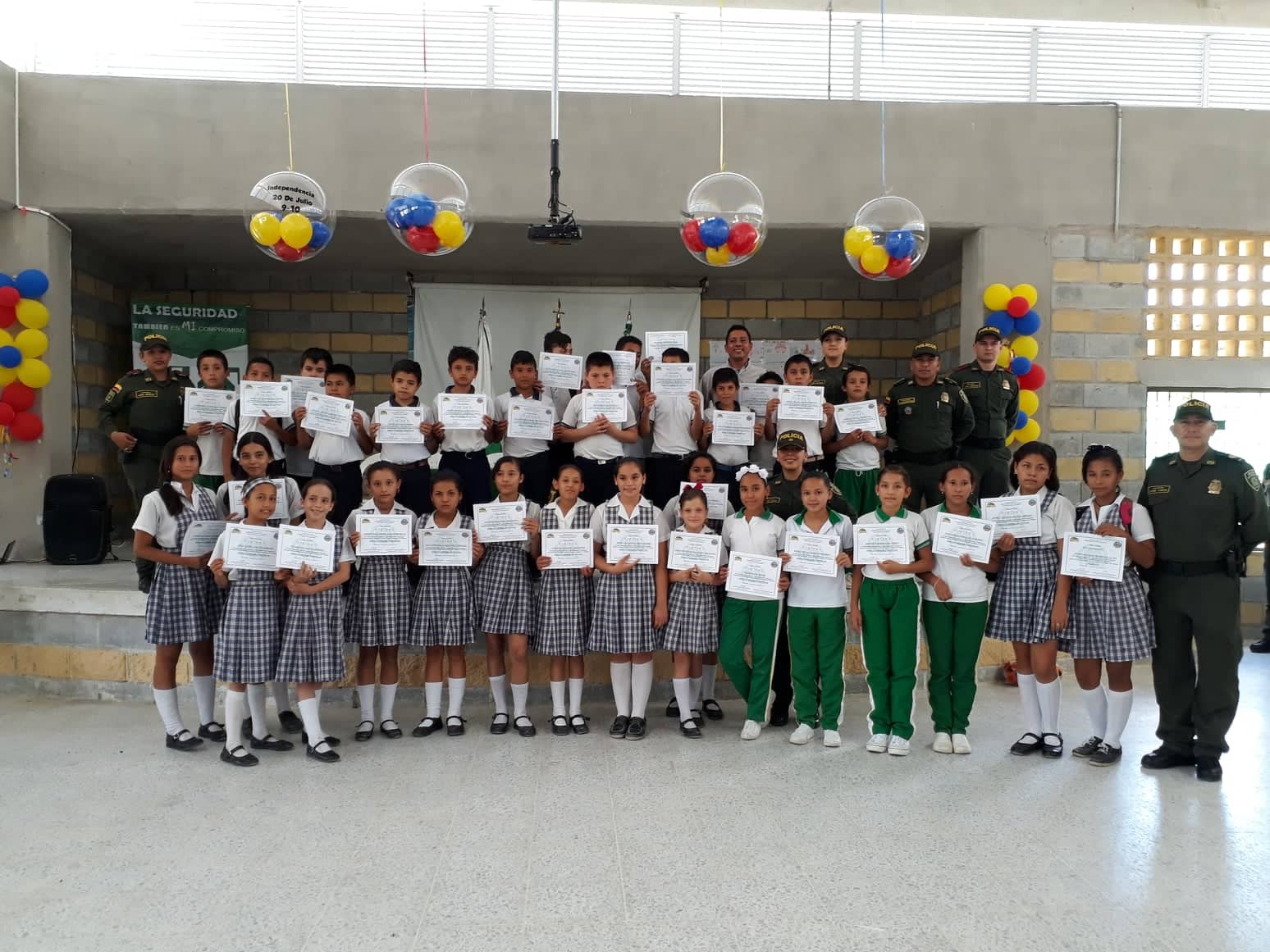 182_ninos_graduados_en_baraya  182_ninos_graduados_en_baraya