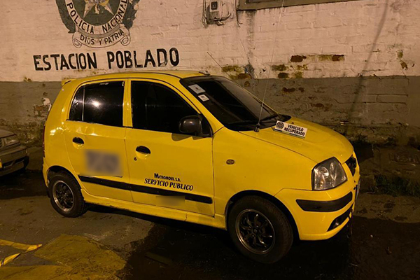 Recuperado un taxi hurtado minutos antes, dos capturados por este hecho