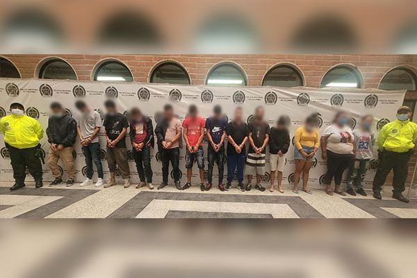 18 personas capturadas-policías custodiando  