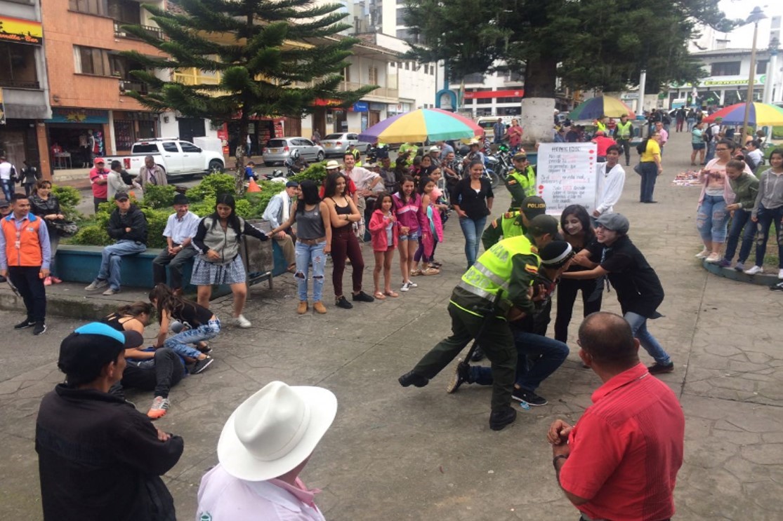los jovénes de pasos verdes contribuyen a esta campaña  teatro callejero como forma de concientzación
