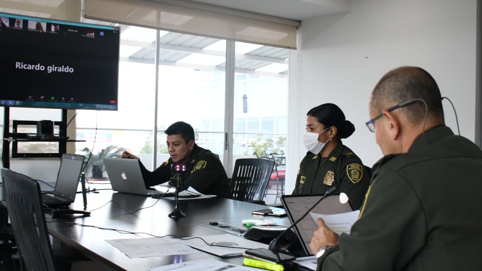 Trabajamos en la protección de quienes trabajan por la comunidad Trabajamos en la protección de quienes trabajan por la comunidad