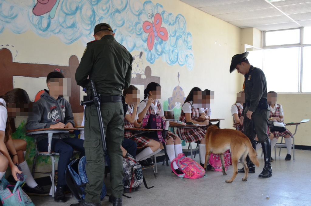 el objetivo es disminuir e identificar los posibles consumidores de estupefacientes de los planteles educativos  plan colegios seguros