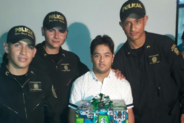 Con un corazón dispuesto, integrantes del Esmad No. 21 llevan alegría a este campeón de la vida.