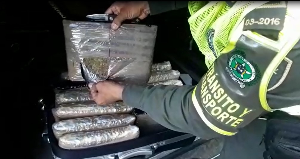 iban encaletados en una maleta  16 kilos de marihuana fue el hallazgo