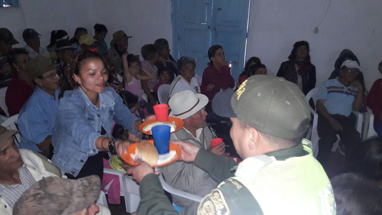 alegria de parte de nuestros abuelos por la visita de la Policía  tarde de cine con nuestros abuelos