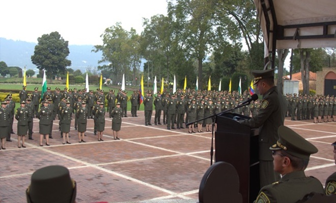 El se&ntilde;or Director de la escuela frente a los uniformados que inician el curso mandatorio