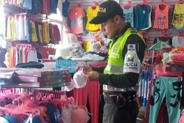 Confecciones, calzado y accesorios para celular fueron incautados en el operativo  redada contra el contrabando en Santa Rosa de Cabal