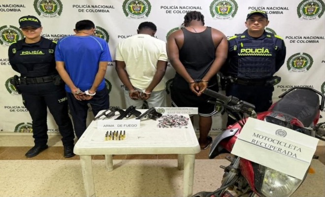 Dos policías, 3 capturados, 3 armas de fuego, una motocicleta