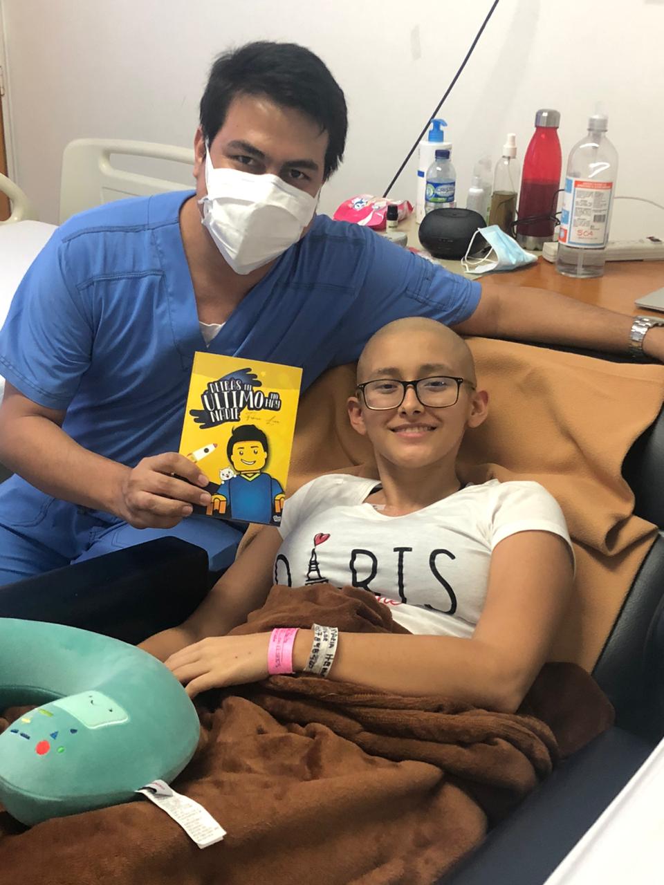 Entre letras maravillosas “El Capitán de la lectura” visita centros oncológicos