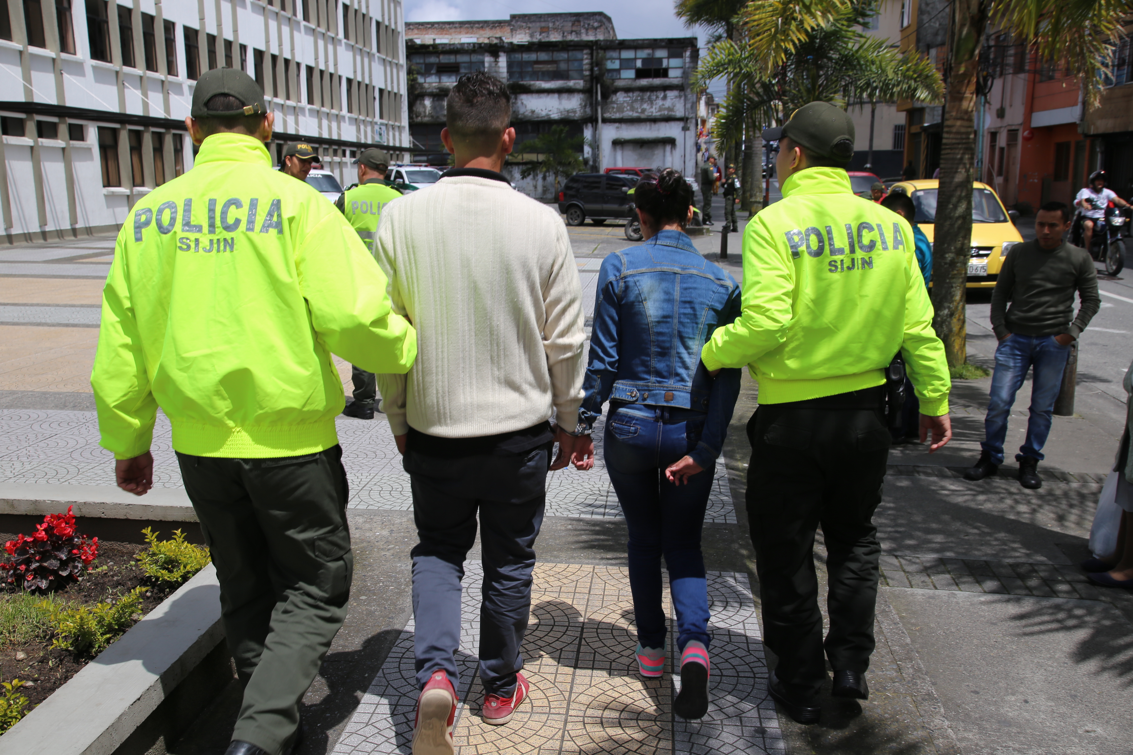 esclarecemos_hurto_residencias sijin_captura_dos_personas_mediante_orden_judicial