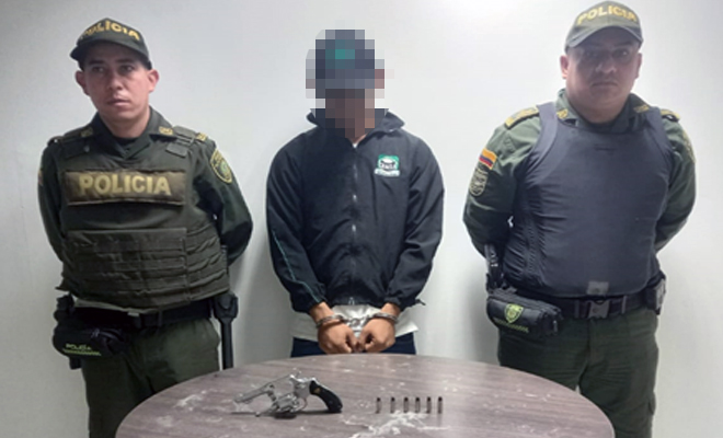 Uno de estos sujetos fue sorprendido con una pistola artesanal en el barrio La Reliquia y minutos después, en el barrio La Ceiba, fue capturado el otro individuo con un revólver y seis cartuchos