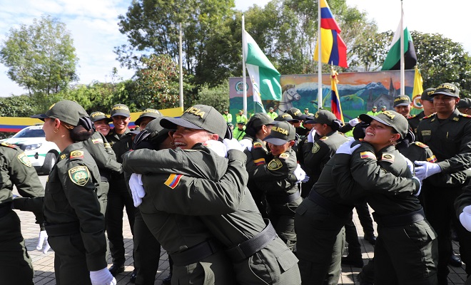 Auxiliares de Policia se abrazan 