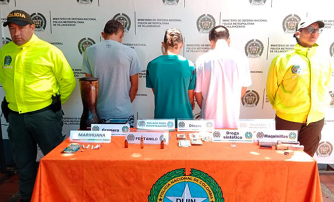 Durante el operativo policial fueron capturadas dos personas más y se incautaron varias dosis de estupefacientes, así como sustancias químicas y elementos para fabricar y dosificar drogas sintéticas.