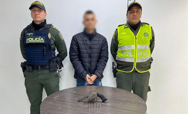 Este sujeto fue sorprendido con un revólver y cinco cartuchos durante un operativo que adelantó la Policía Nacional en el barrio Betty Camacho de la capital del Meta