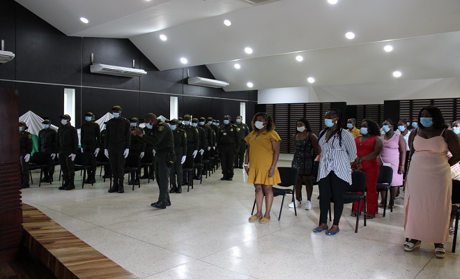 24 auxiliares de Policía juraron bandera en ceremonia celebrada en el comando de Policía Chocó auxiliares jurando bandera