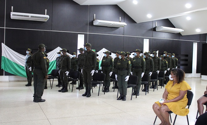 24 auxiliares de Policía juraron bandera en ceremonia celebrada en el comando de Policía Chocó auxiliares jurando bandera