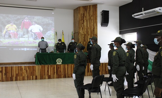 24 auxiliares de Policía juraron bandera en ceremonia celebrada en el comando de Policía Chocó auxiliares jurando bandera