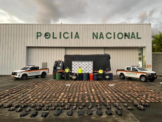 Más de una tonelada de marihuana tipo creepy fue incautada en las principales vías del Valle del Cauca alucinógeno incautado-policías custodiando