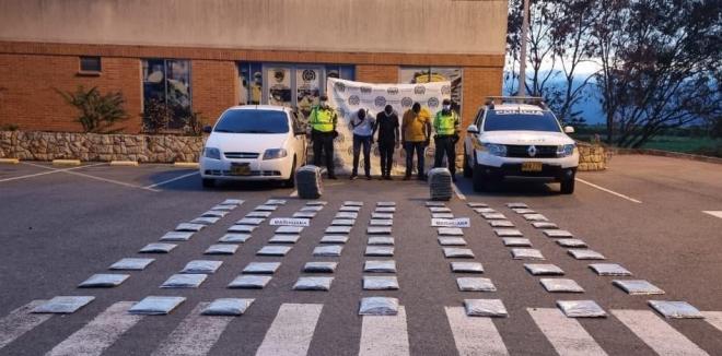 Más de una tonelada de marihuana tipo creepy fue incautada en las principales vías del Valle del Cauca alucinógeno incautado-policías custodiando