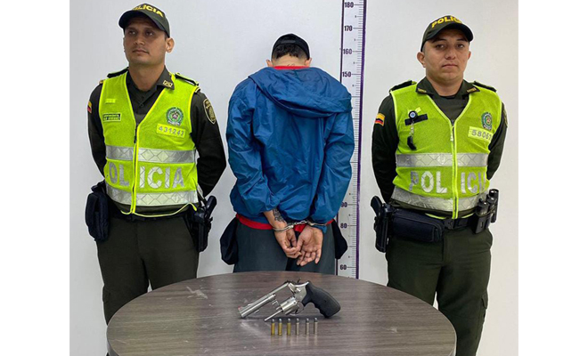 Tenía en su poder un arma de fuego tipo revolver con seis cartuchos para la misma.