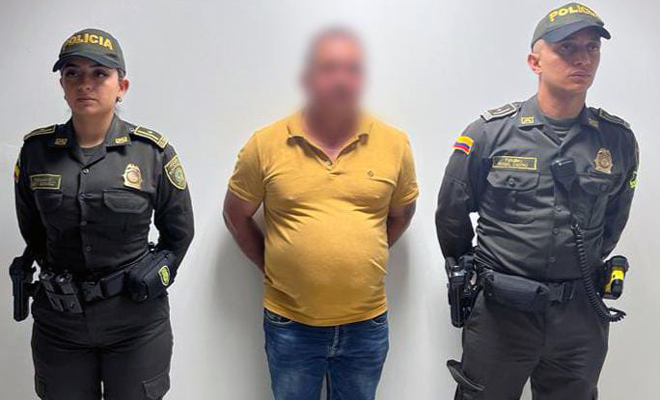 Mediante planes de registro y solicitud de antecedentes, los uniformados abordaron a este ciudadano en una estación de servicio del barrio Catumare, evidenciando la orden judicial que figuraba en su contra.