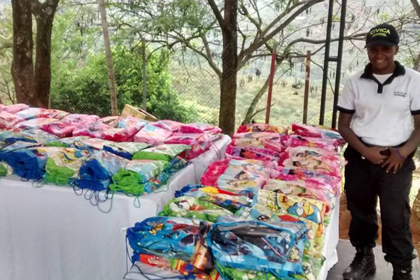 La estación de Policía el Lido entrega kit escolares