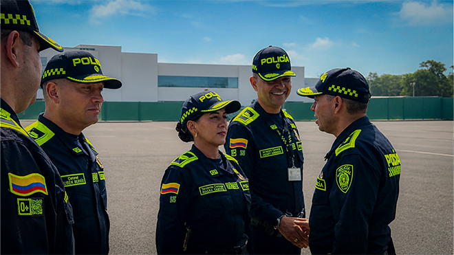 Integrantes de la Polic&iacute;a Nacional, uniformados con sus respectivos uniformes institucionales, participan en un encuentro al aire libre durante la visita institucional a la Gobernaci&oacute;n del Atl&aacute;ntico.