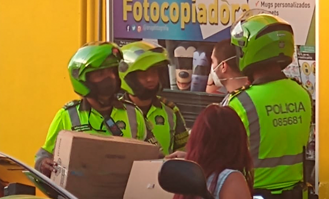 Trabajamos por la preservación de la vida silvestre. Policía protagoniza rescate de un gato gracias a la ayuda de un habitante de residencia no formal