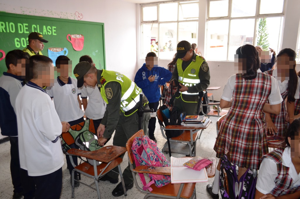 el objetivo es disminuir e identificar los posibles consumidores de estupefacientes de los planteles educativos  plan colegios seguros
