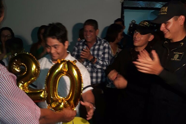 Con un corazón dispuesto, integrantes del Esmad No. 21 llevan alegría a este campeón de la vida.