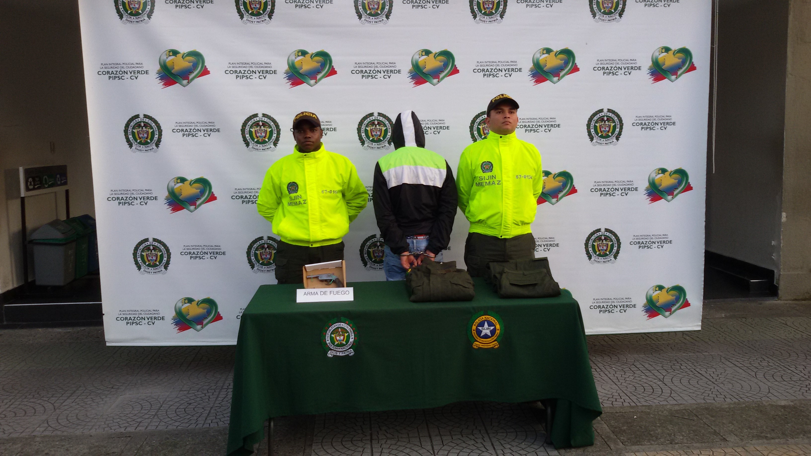 capturado_con_prendas_militares_y_arma_fuego capturado_mediante_allanamiento