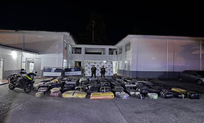2 policías y 2 toneladas de marihuana incautadas por la Policía Nacional  