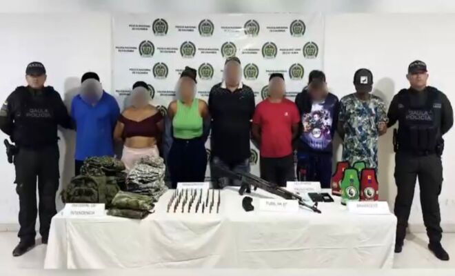 Dos policias, 7 capturados, incautación prendas militares, recuperación de armas de fuego y munición 