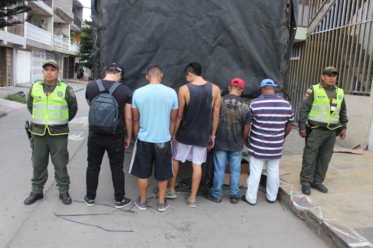 Opertivo en Cali para recuperar camión hurtado con mercancía Opertivo en Cali para recuperar camión hurtado con mercancía