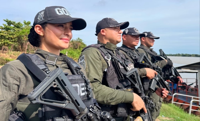 frente el amanecer cuatro policías de el grupo goes se preparan para servir y proteger a la comunidad 