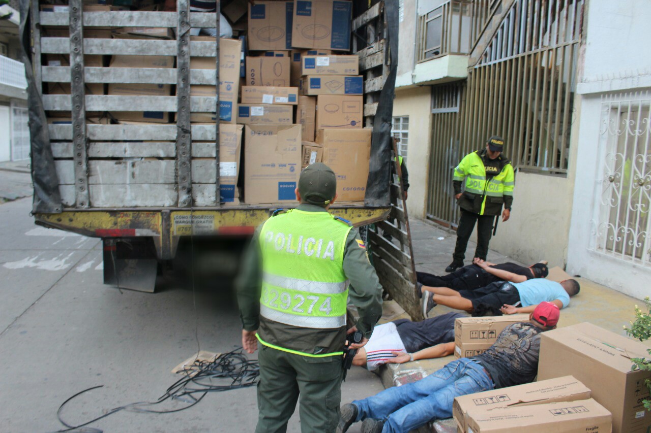 Opertivo en Cali para recuperar camión hurtado con mercancía Opertivo en Cali para recuperar camión hurtado con mercancía