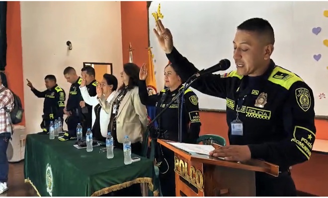 6 funcionarios entre ellos docentes, polic&iacute;as y profesores haciendo juramento prevenci&oacute;n de las drogas