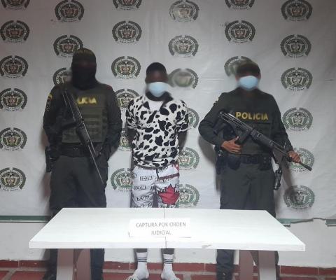 En puesto de control, capturamos a dos hombres solicitados por el delito de hurto calificado. En puesto de control, capturamos a dos hombres solicitados por el delito de hurto calificado.