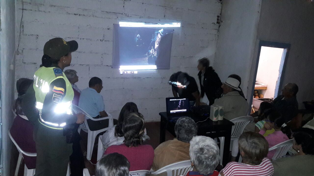 alegria de parte de nuestros abuelos por la visita de la Policía  tarde de cine con nuestros abuelos