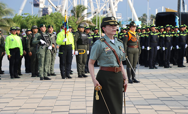 Oficial de la Polic&iacute;a Nacional con uniforme de gala realiza un saludo protocolario durante la ceremonia de transmisi&oacute;n de mando de la Polic&iacute;a Metropolitana de Barranquilla.