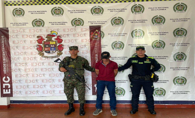 Hombre condenado a 14 años de prisión fue capturado mediante el “Plan Cazador” por delito sexuales Funcionario del ejército en la parte izquierda, en el centro un hombre capturado y en la derecha un funcionario de la policía nacional