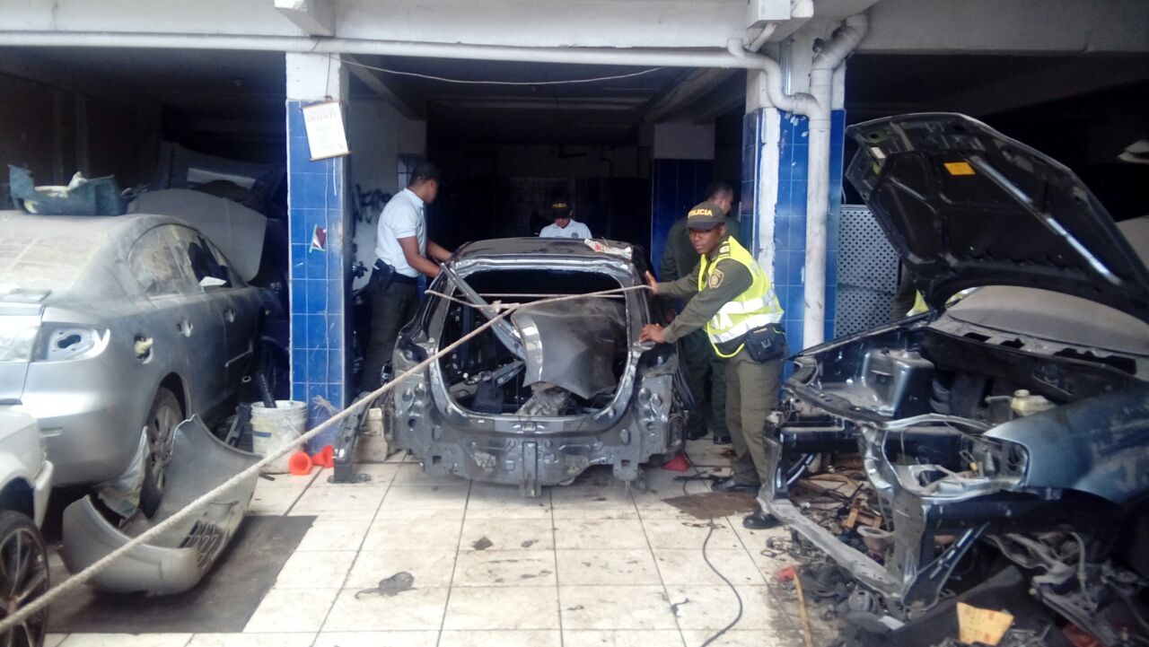 Acción policial en supuesto taller de lámina y pintura Taller utilizado como fachada para desguazar vehículos hurtados